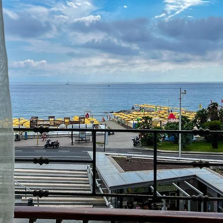 Splendido Appartamento Con Vista Mare Su Piazza Dante Варацце Экстерьер фото