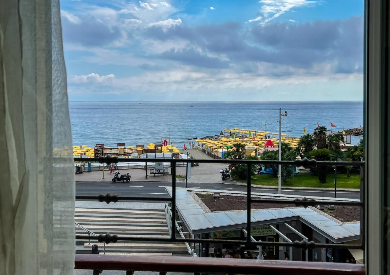 Splendido Appartamento Con Vista Mare Su Piazza Dante Варацце Экстерьер фото