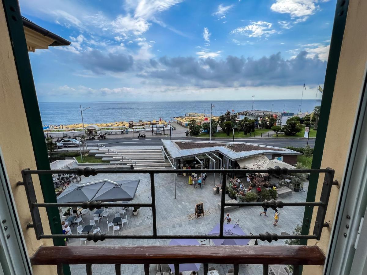 Splendido Appartamento Con Vista Mare Su Piazza Dante Варацце Экстерьер фото